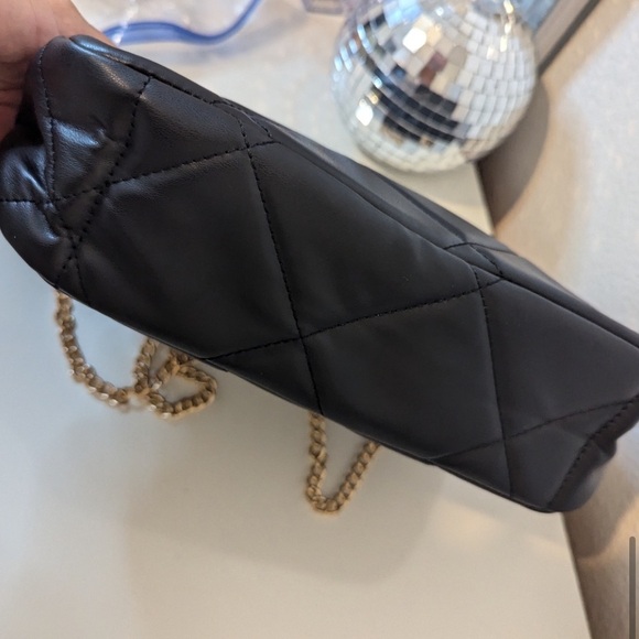 Badgley Mischka Black Large Chain Crossbody Bag with Big Diamond Quilting - Picture 10 of 11